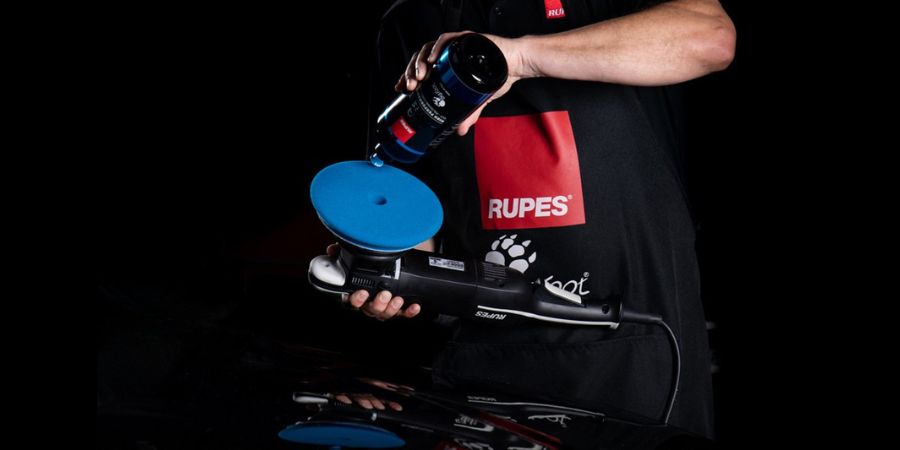Lešticí pasta RUPES D-A Coarse Cut (250 ml) je vysoce výkonná lešticí pasta určená pro efektivní korekci laku při práci s dual action leštičkami. Byla vyvinuta s důrazem na rychlé odstranění defektů, stabilní chování během leštění a čistý výsledek bez nadměrné prašnosti. Díky svému složení je vhodná pro široké spektrum lakovacích systémů a umožňuje dosahovat konzistentních výsledků při profesionálním i náročnějším hobby použití.