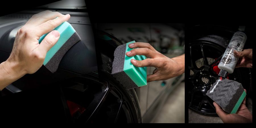 Tvarovaný aplikátor Chemical Guys Durafoam Contoured Large Tire Dressing Applicator s drážkami Wonder Wave, určený pro rovnoměrné nanášení dressingů na pneumatiky a plasty. Černá aplikační pěna s ergonomickou zelenou rukojetí.