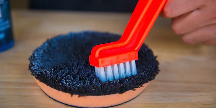 chemical guys kartáč na čištění lešticích kotoučů pěnových