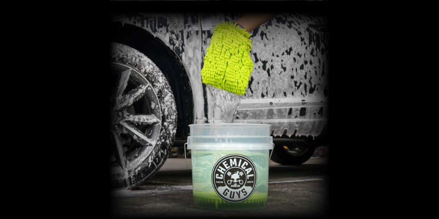 Chemical Guys Clear Detailing Bucket je plně průhledný detailingový kbelík, který vám umožní mít dokonalý přehled o tom, co se během mytí děje uvnitř. Okamžitě vidíte znečištění vody, množství pěny i správné ředění autošamponu – a přesně víte, kdy je čas vodu vyměnit.