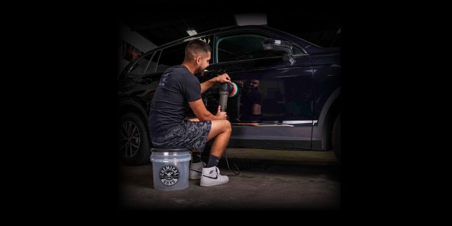 Chemical Guys Clear Detailing Bucket je plně průhledný detailingový kbelík, který vám umožní mít dokonalý přehled o tom, co se během mytí děje uvnitř. Okamžitě vidíte znečištění vody, množství pěny i správné ředění autošamponu – a přesně víte, kdy je čas vodu vyměnit.