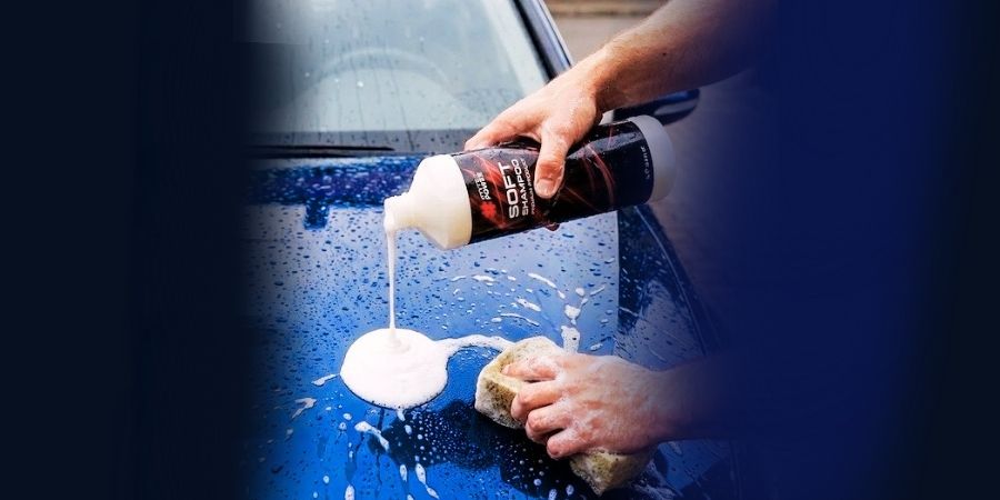 KRYTEX Soft Shampoo 1L je jemný, ale zároveň účinný autošampon, určený pro pravidelnou a bezpečnou péči o všechny typy karoserií. Je navržen tak, aby při mytí spolehlivě odstranil běžné i odolnější nečistoty, a přitom zachoval přirozený vzhled laku bez zbytečného namáhání povrchu. 