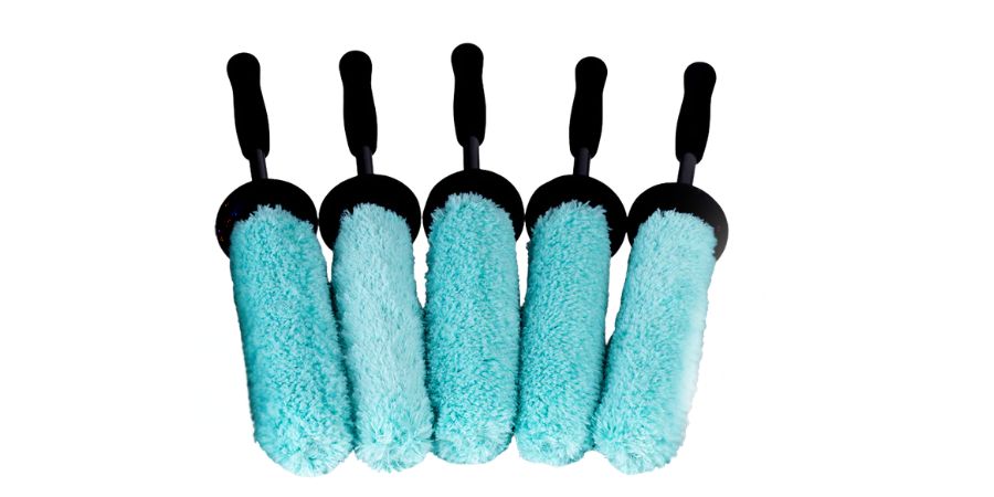 Krytex Power Wheels Brush z mikrovlákna je vybaven speciálně upravenými polyesterovými vlákny, která výrazně usnadňují čištění kol. Vlákna jsou navržena tak, aby neabsorbovala vodu, ale účinně a snadno odstraňovala skvrny a nečistoty lépe než běžné materiály. Díky tomu je spolehlivou a efektivní volbou pro dokonalou péči o vaše vozidlo.