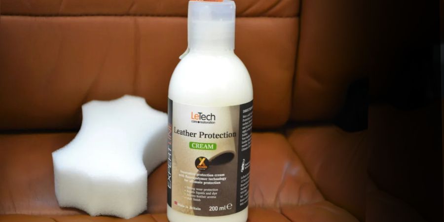 LeTech Leather Protection Cream je profesionální ochranný krém určený pro moderní typy kůže, který poskytuje dlouhodobou ochranu, výživu a zachování přirozeného vzhledu kožených povrchů. Díky pokročilé technologii X-Guard Protection vytváří na kůži homogenní ochrannou vrstvu, která chrání proti opotřebení, UV záření, vodě i běžným nečistotám.
