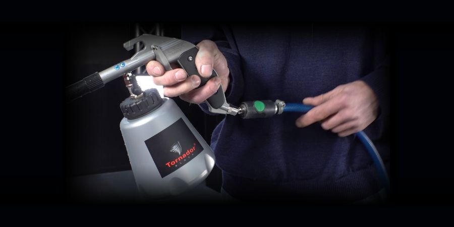 Tornador® BLACK Z-020RS impulsní čisticí pistole je nejvýkonnější model řady Tornador, navržený pro nepřetržité profesionální používání. U nás na All4Detailing ji využijete všude tam, kde je potřeba intenzivní, hluboké a opakovatelné čištění – od detailingu interiérů vozidel až po náročné průmyslové aplikace.