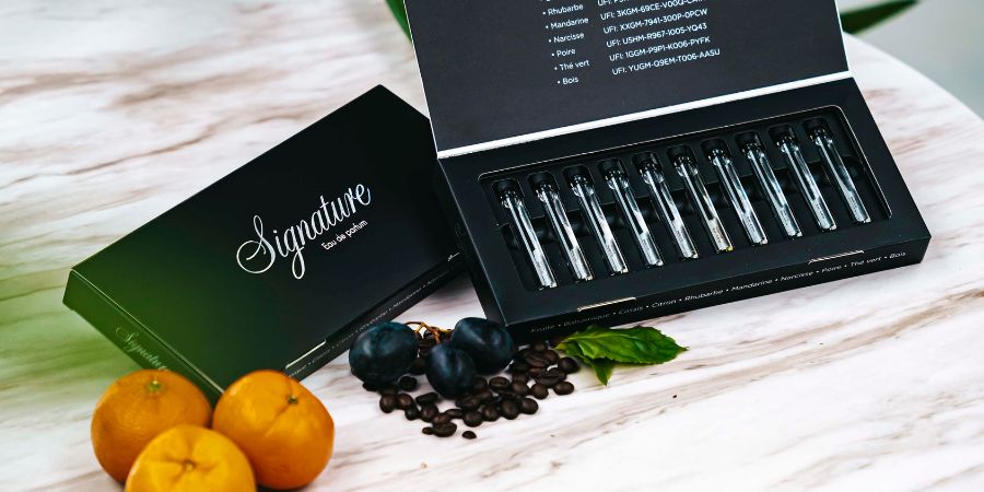 Signature Tester Set prémiových parfémů je sada určená pro vyzkoušení vůní Signature od Krytex před nákupem plného balení. Set obsahuje celkem 10 různých vůní, které jsou určené k použití v interiéru vozidla.