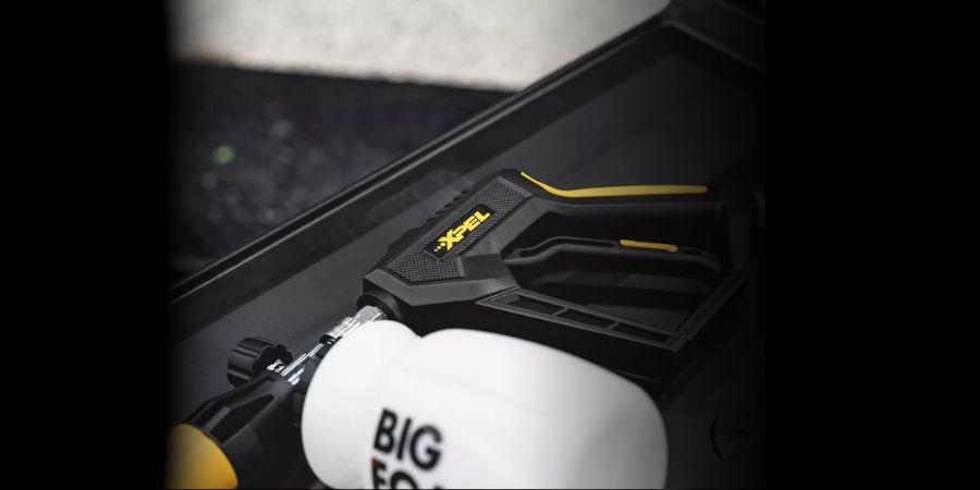 XPEL BIG FOAM Compact Sprayer promění váš tlakový čistič v přesný a kontrolovaný čisticí nástroj. Je navržen tak, aby minimalizoval přestřik vody, chránil citlivé povrchy a zároveň poskytoval maximální kontrolu při mytí vozidla.