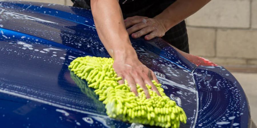 Chenille Wash Pad je jemný mikrovláknový mycí pad na auto, který bezpečně odstraňuje nečistoty a díky měkkým chenille vláknům minimalizuje riziko poškrábání laku.
