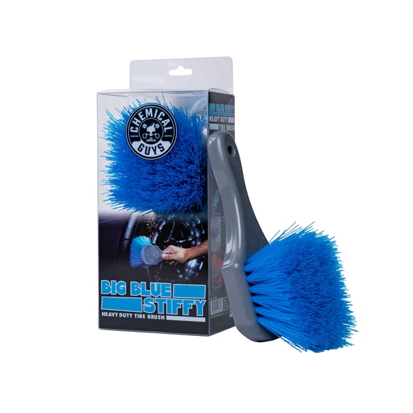 Chemical Guys Big Blue Stiffy je odolný kartáč s tvrdými syntetickými štětinami, navržený pro důkladné čištění pneumatik a silně znečištěných povrchů.