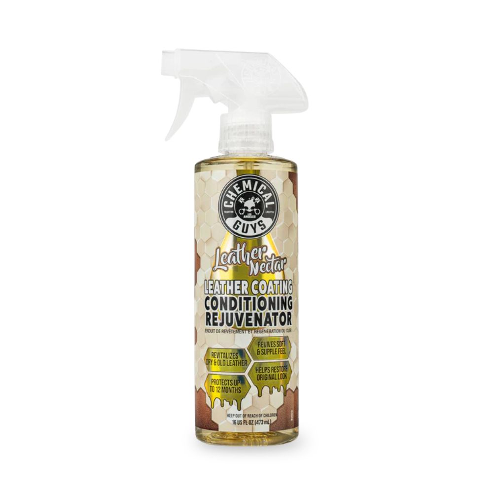 Chemical Guys Leather Nectar hloubkově hydratuje, regeneruje a chrání kůži až 12 měsíců. Obnovuje měkkost, pružnost a přirozený vzhled bez mastných zbytků.
